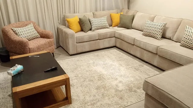 كنب زاوية بوسائد بلون الخردل — صورة من منازل عملاء كليك