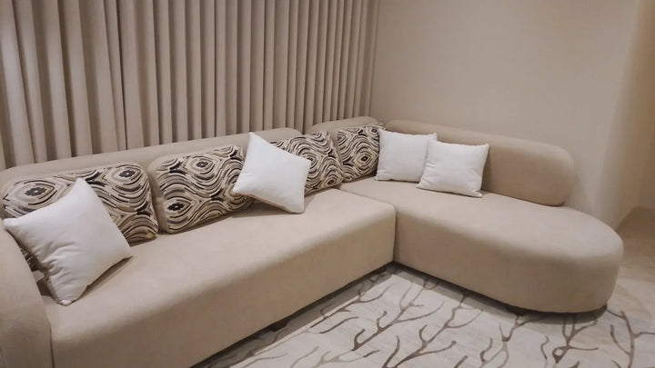 كنب زاوية كريمي بطرف ممتد في بيت أحد عملاء كليك